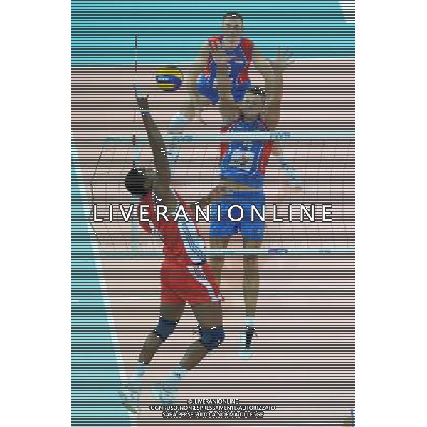 Campionati Mondiali Pallavolo maschile FIVB Semifinale Roma 9-10-2010 Cuba - Serbia nella foto: Joandy Leal Hidalgo (Cuba) attacca contro il muro di Ivan Miljkovic (Serbia) foto Garavaglia - ag. Aldo Liverani sas
