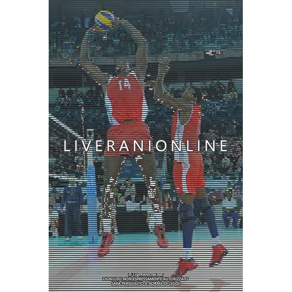 Campionati Mondiali Pallavolo maschile FIVB Semifinale Roma 9-10-2010 Cuba - Serbia nella foto: Raydel Hierrezuelo Aguirre in palleggio per Robertlandy Simon Aties (Cuba) foto Garavaglia - ag. Aldo Liverani sas