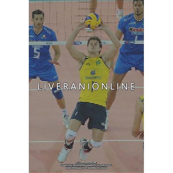 Campionati Mondiali Pallavolo maschile FIVB Semifinale Roma 9-10-2010 Italia - Brasile nella foto: Bruno Mossa Rezende (Brasile) - Bruno in palleggio sotto gli occhi di Valerio Vermiglio e Luigi Mastrangelo (Italia) foto Garavaglia - ag. Aldo Liverani sas