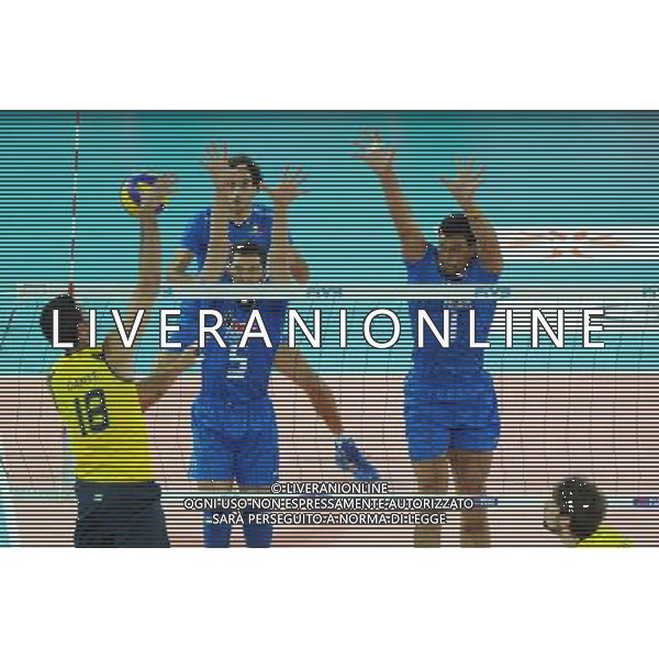 Campionati Mondiali Pallavolo maschile FIVB Semifinale Roma 9-10-2010 Italia - Brasile nella foto: Dante (Brasile) contro il muro di (da SX) Valerio Vermiglio e Luigi Mastrangelo (Italia) foto Garavaglia - ag. Aldo Liverani sas