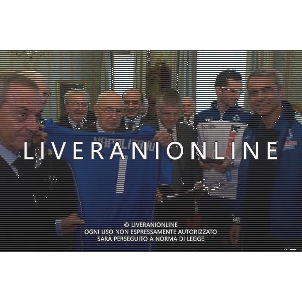 Roma - Il Presidente della Repubblica Giorgio Napolitano riceve in dono la maglia della nazionale italiana di Pallavolo, in occasione dell\'incontro con il Comitato oragnizzatore del XVII campionato mondiale di pallavolo maschile 2010, da sinistra il Presidente della Federazione Italiana di Pallavolo Carlo Magri, il Presidente Napolitano, il Presidente del Comitato Organizzatore Carlo Salvatori, il Capitano della squadra di pallavolo Valerio Vermiglio e l\'allenatore Andrea Anastasi, stamane 11 ottobre 2010. (Foto di Paolo Giandotti - Ufficio Stampa Presidenza della Repubblica) - Ag. Ald Liverani sas