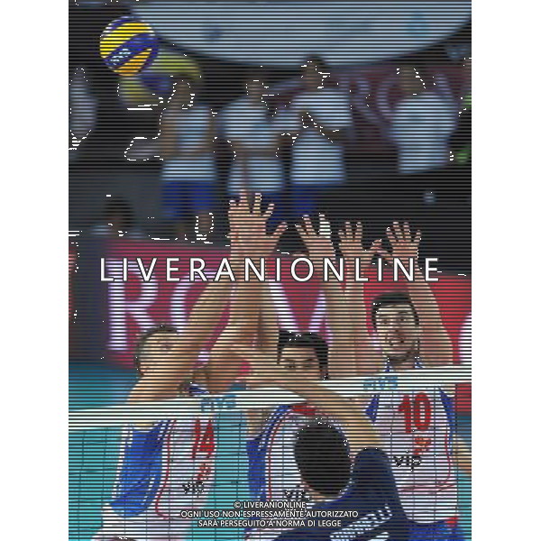 (101011) -- ROME, Oct. 11, 2010 () -- Serbia\'s players block the ball during the bronze medal match against Italy at the 2010 FIVB Men\'s Volleyball World Championship in Rome, Italy, Oct. 10, 2010. Serbia beat Italy 3-0. (/Chen Haitong) ©photoshot/Agenzia Aldo Liverani Sas - ITALY ONLY - Serbia - Italia Volley Campionati Mondiali Pallavolo maschile FIVB finale 3-4 posto