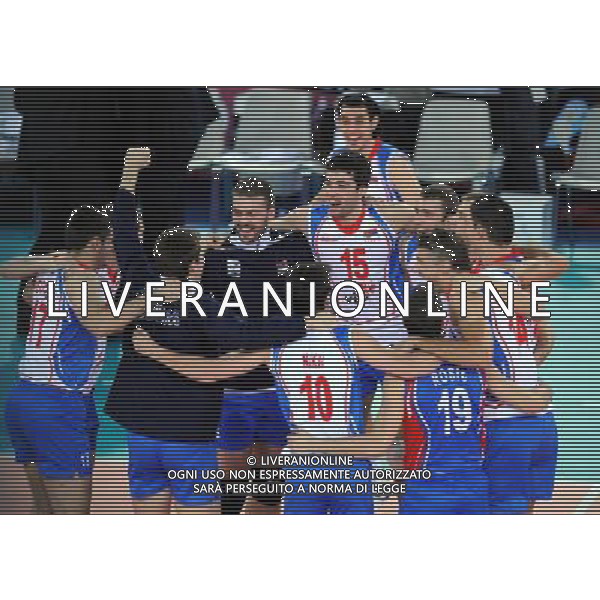 (101011) -- ROME, Oct. 11, 2010 () -- Serbia\'s players celebrate after winning the bronze medal match against Italy at the 2010 FIVB Men\'s Volleyball World Championship in Rome, Italy, Oct. 10, 2010. Serbia beat Italy 3-0. (/Chen Haitong) ©photoshot/Agenzia Aldo Liverani Sas - ITALY ONLY - Serbia - Italia Volley Campionati Mondiali Pallavolo maschile FIVB finale 3-4 posto