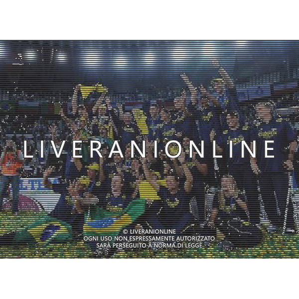 (101011) -- ROME, Oct. 11, 2010 () -- Brazil\'s players celebrate their victory during the awarding ceremony after winning the Volleyball World Championships final match against Cuba in Rome\'s Palalottomatica, Italy, Oct. 10, 2010. Brazil\'s team won the World Volleyball Championships for the third time in a row as they beat Cuba 3-0. (/Chen Haitong) ©photoshot/Agenzia Aldo Liverani Sas - ITALY ONLY - Brasile - Cuba Campionati Mondiali Pallavolo maschile FIVB