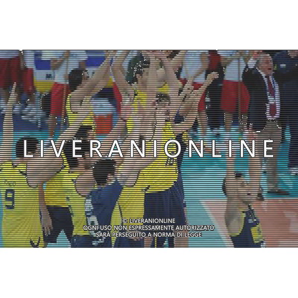 (101011) -- ROME, Oct. 11, 2010 () -- Brazil\'s players celebrate their victory after winning the Volleyball World Championships final match against Cuba in Rome\'s Palalottomatica, Italy, Oct. 10, 2010. Brazil\'s team won the World Volleyball Championships for the third time in a row as they beat Cuba 3-0. (/Chen Haitong) ©photoshot/Agenzia Aldo Liverani Sas - ITALY ONLY - Brasile - Cuba Campionati Mondiali Pallavolo maschile FIVB