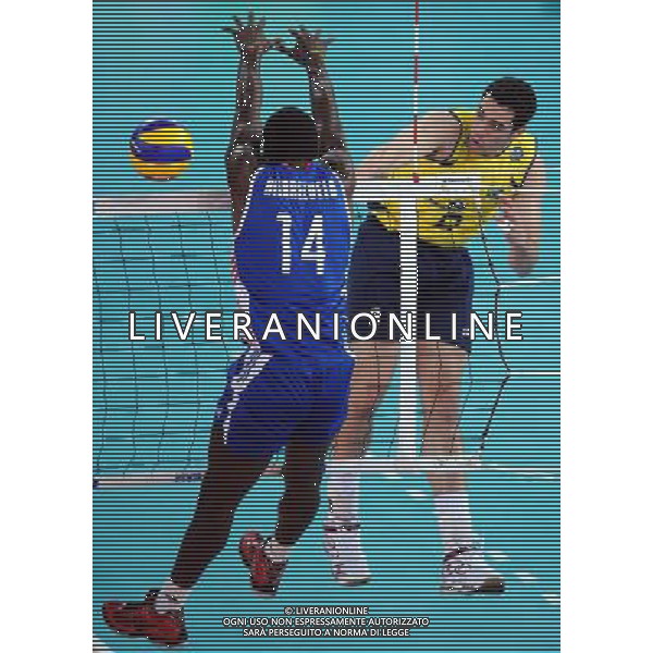 (101011) -- ROME, Oct. 11, 2010 () -- Brazil\'s Theo Fabricio Nery Lopes(R) spikes the ball during the Volleyball World Championships final match against Cuba in Rome\'s Palalottomatica, Italy, Oct. 10, 2010. Brazil\'s team won the World Volleyball Championships for the third time in a row as they beat Cuba 3-0. (/Chen Haitong) ©photoshot/Agenzia Aldo Liverani Sas - ITALY ONLY - Brasile - Cuba Campionati Mondiali Pallavolo maschile FIVB