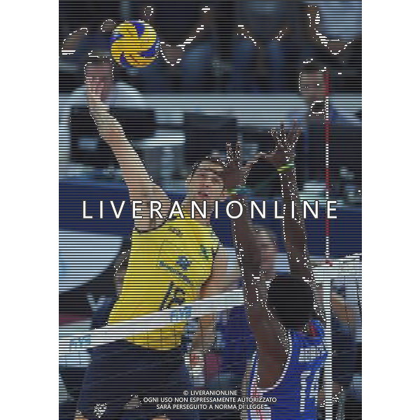 (101011) -- ROME, Oct. 11, 2010 () -- Brazil\'s Dante Guimaraes Amaral(L) spikes the ball during the Volleyball World Championships final match against Cuba in Rome\'s Palalottomatica, Italy, Oct. 10, 2010. Brazil\'s team won the World Volleyball Championships for the third time in a row as they beat Cuba 3-0. (/Chen Haitong) ©photoshot/Agenzia Aldo Liverani Sas - ITALY ONLY - Brasile - Cuba Campionati Mondiali Pallavolo maschile FIVB