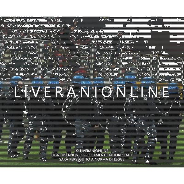 Qualificazioni ai Campionati Europei UEFA EURO 2012 Gruppo C Genova - 12.10.2010 Italia-Serbia Nella Foto: la polizia cerca di sedare gli scontri sugli spalti dei tifosi della serbia /Ph.Vitez-Ag. Aldo Liverani