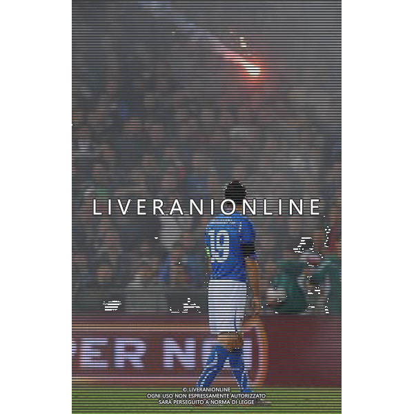 Qualificazioni ai Campionati Europei UEFA EURO 2012 Gruppo C Genova - 12.10.2010 Italia-Serbia Nella Foto:gianluca zambrotta durante il lancio del fumogeno in campo /Ph.Vitez-Ag. Aldo Liverani