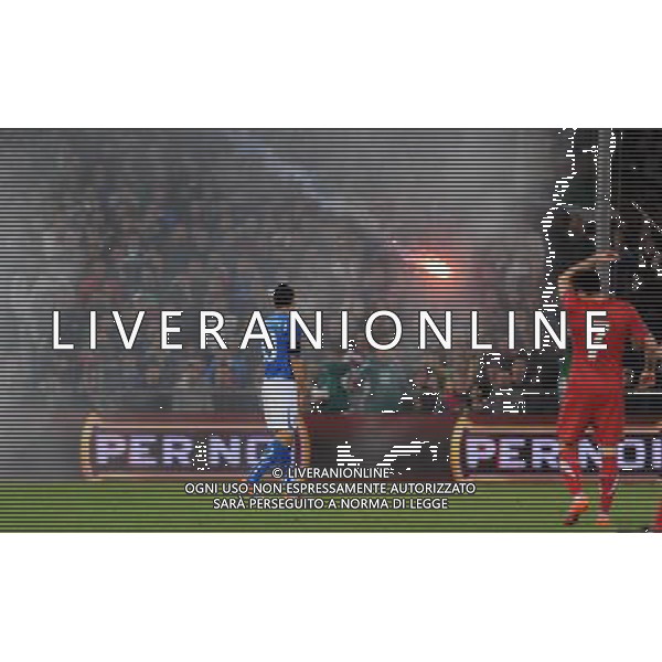 Qualificazioni ai Campionati Europei UEFA EURO 2012 Gruppo C Genova - 12.10.2010 Italia-Serbia Nella Foto:gianluca zambrotta durante il lancio del fumogeno in campo /Ph.Vitez-Ag. Aldo Liverani