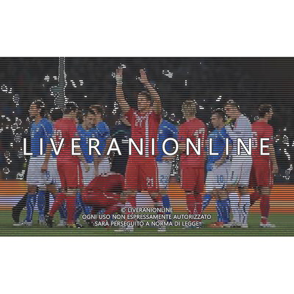 Qualificazioni ai Campionati Europei UEFA EURO 2012 Gruppo C Genova - 12.10.2010 Italia-Serbia Nella Foto:rajkovic comunica alla panchina che la partita e\' sospesa /Ph.Vitez-Ag. Aldo Liverani