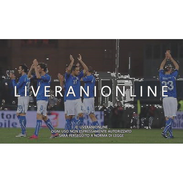 Qualificazioni ai Campionati Europei UEFA EURO 2012 Gruppo C Genova - 12.10.2010 Italia-Serbia Nella Foto:i giocatori salutano i tifosi dopo la sospensione della partita /Ph.Vitez-Ag. Aldo Liverani