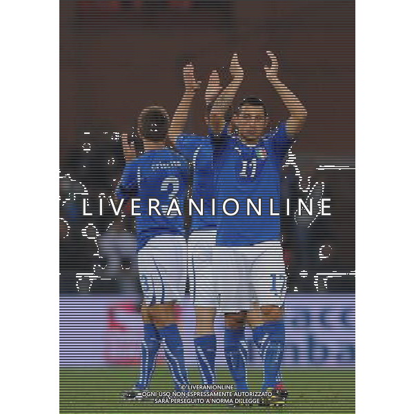 Qualificazioni ai Campionati Europei UEFA EURO 2012 Gruppo C Genova - 12.10.2010 Italia-Serbia Nella Foto:angelo palombo saluta i tifosi dopo la sospensione della partita /Ph.Vitez-Ag. Aldo Liverani