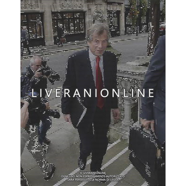 The Chairman of the Liverpool Football Club Martin Broughton arrives at the High Court of Justice, in London, Britain, 12 October 2010. ©photoshot/Agenzia Aldo Liverani Sas - ITALY ONLY - Martin Broughton presidente del Liverpool Football Club lascia l\'Alta Corte di Giustizia a Londra, Gran Bretagna, 12 ottobre 2010.