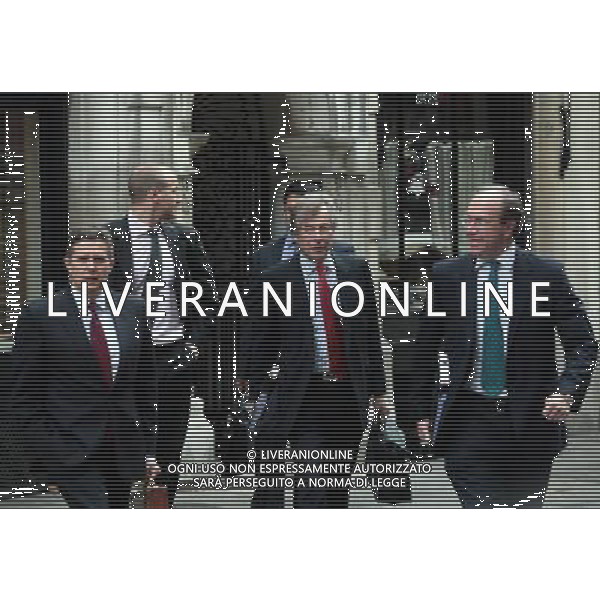 The Chairman of the Liverpool Football Club Martin Broughton (centre) and the club managing director Christian Purslow (first left) arrive at the High Court of Justice, in London, Britain, 12 October 2010. ©photoshot/Agenzia Aldo Liverani Sas - ITALY ONLY - Martin Broughton presidente del Liverpool Football Club lascia l\'Alta Corte di Giustizia a Londra, Gran Bretagna, 12 ottobre 2010.