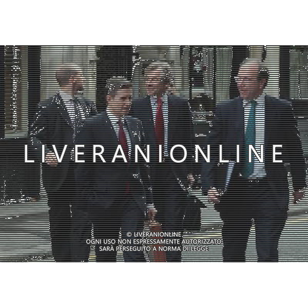 The Chairman of the Liverpool Football Club Martin Broughton (centre) and the club managing director Christian Purslow (second left) arrive at the High Court of Justice, in London, Britain, 12 October 2010. ©photoshot/Agenzia Aldo Liverani Sas - ITALY ONLY - Martin Broughton presidente del Liverpool Football Club lascia l\'Alta Corte di Giustizia a Londra, Gran Bretagna, 12 ottobre 2010.