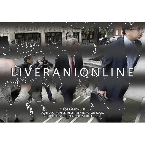 The Chairman of the club Martin Broughton (centre) arrives at the High Court of Justice, in London, Britain, 12 October 2010. ©photoshot/Agenzia Aldo Liverani Sas - ITALY ONLY - Martin Broughton presidente del Liverpool Football Club lascia l\'Alta Corte di Giustizia a Londra, Gran Bretagna, 12 ottobre 2010.