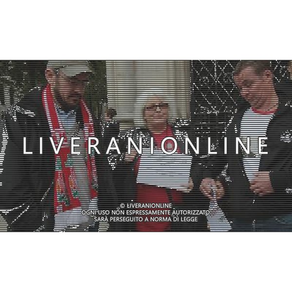 Liverpool FC fans outside the Royal Courts of Justice, in London, Britain, 12 October 2010. ©photoshot/Agenzia Aldo Liverani Sas - ITALY ONLY - Martin Broughton presidente del Liverpool Football Club lascia l\'Alta Corte di Giustizia a Londra, Gran Bretagna, 12 ottobre 2010.