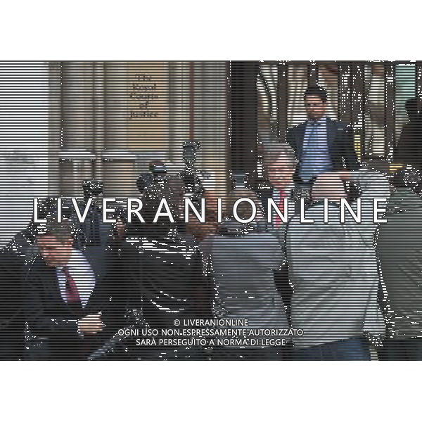 The Chairman of Liverpool Football Club, Martin Broughton (centre) leaves the Royal Courts of Justice as the managing director Christian Purslow (left) slips through the photographers, in London, Britain, 12 October 2010. ©photoshot/Agenzia Aldo Liverani Sas - ITALY ONLY - Martin Broughton presidente del Liverpool Football Club lascia l\'Alta Corte di Giustizia a Londra, Gran Bretagna, 12 ottobre 2010.