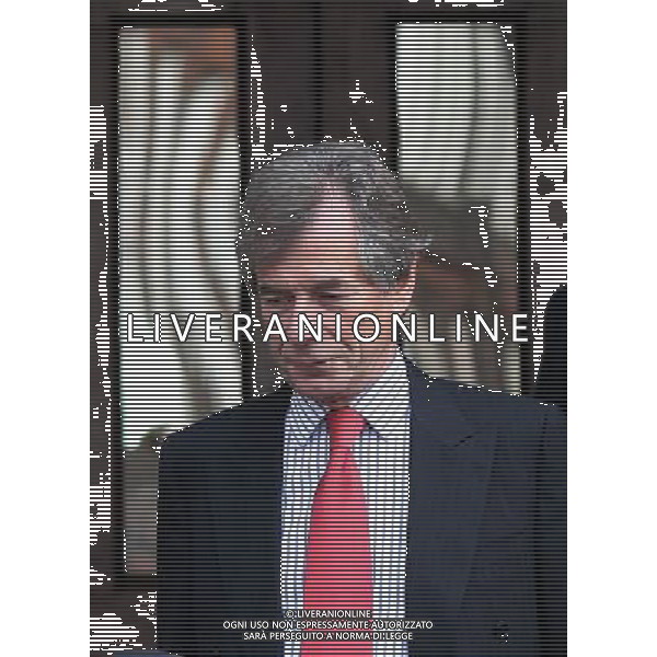 The Chairman of the Liverpool Football Club Martin Broughton (centre) leaves the Royal Courts of Justice, in London, Britain, 12 October 2010. ©photoshot/Agenzia Aldo Liverani Sas - ITALY ONLY - Martin Broughton presidente del Liverpool Football Club lascia l\'Alta Corte di Giustizia a Londra, Gran Bretagna, 12 ottobre 2010.