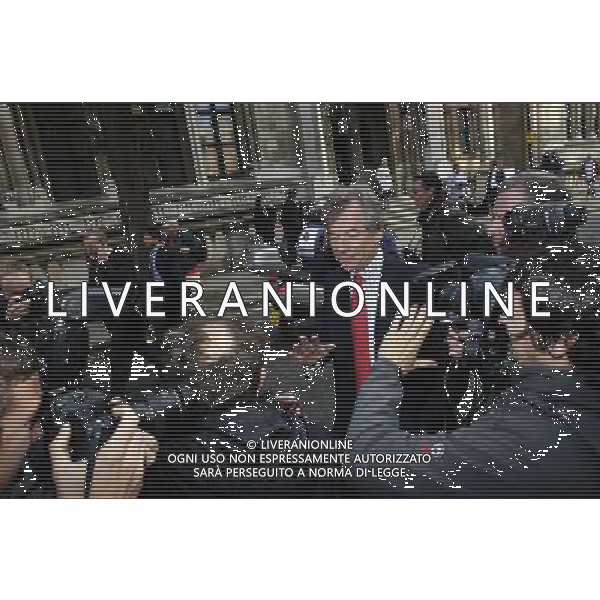 The Chairman of the Liverpool Football Club Martin Broughton (centre) leaves the Royal Courts of Justice, in London, Britain, 12 October 2010. ©photoshot/Agenzia Aldo Liverani Sas - ITALY ONLY - Martin Broughton presidente del Liverpool Football Club lascia l\'Alta Corte di Giustizia a Londra, Gran Bretagna, 12 ottobre 2010.