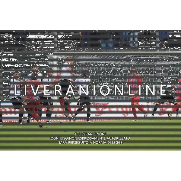 Campionato Lega Pro 1¡ Divisione Cremona 17-10-2010 Cremonese - Spezia nella foto: un tentativo di Bianchi su punizione foto Garavaglia - ag. Aldo Liverani sas