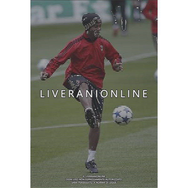 MADRID 18/10/2010.- Milan training at Bernabeu Stadium before tomorrow\'s champions league match Real Madrid vs Milan. Ronaldinho. Photo: Cesar Cebolla / ALFAQUI - AG. ALDO LIVERANI SAS ITALY ONLY MADRID - ALLENAMENTO MILAN AC PRIMA DELLA PARTITA DI CHAMPIONS LEAGUE CONTRO IL REAL MADRID