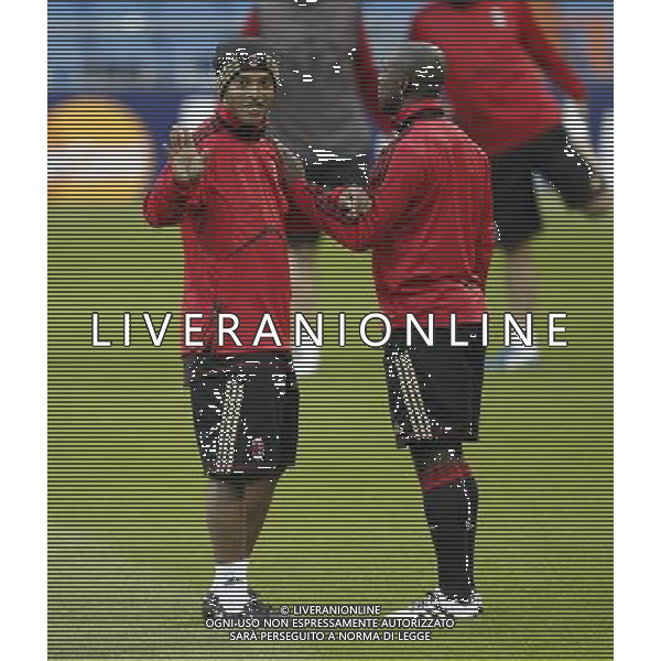 MADRID 18/10/2010.- Milan training at Bernabeu Stadium before tomorrow\'s champions league match Real Madrid vs Milan. Ronaldinho and Seedorf. Photo: Cesar Cebolla / ALFAQUI - AG. ALDO LIVERANI SAS ITALY ONLY MADRID - ALLENAMENTO MILAN AC PRIMA DELLA PARTITA DI CHAMPIONS LEAGUE CONTRO IL REAL MADRID