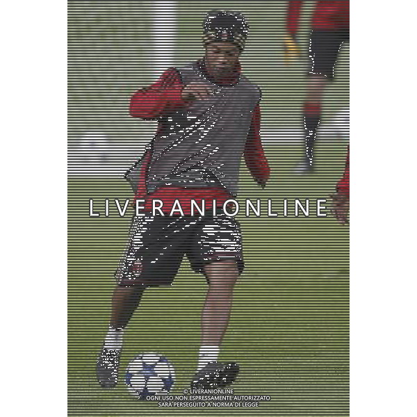 MADRID 18/10/2010.- Milan training at Bernabeu Stadium before tomorrow\'s champions league match Real Madrid vs Milan. Ronaldinho. Photo: Cesar Cebolla / ALFAQUI - AG. ALDO LIVERANI SAS ITALY ONLY MADRID - ALLENAMENTO MILAN AC PRIMA DELLA PARTITA DI CHAMPIONS LEAGUE CONTRO IL REAL MADRID