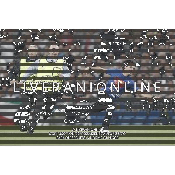 REAL MADRID - MILAN CHAMPIONS LEAGUE 19/10/2010 NELLA FOTO INVASIONE DI CAMPO DI UN TIFOSO CHE VIENE RINCORSO DAGLI STEWARD Photo: Cesar Cebolla / ALFAQUI / AGENZIA ALDO LIVERANI SAS - ITALY ONLY - EDITORIAL USE ONLY