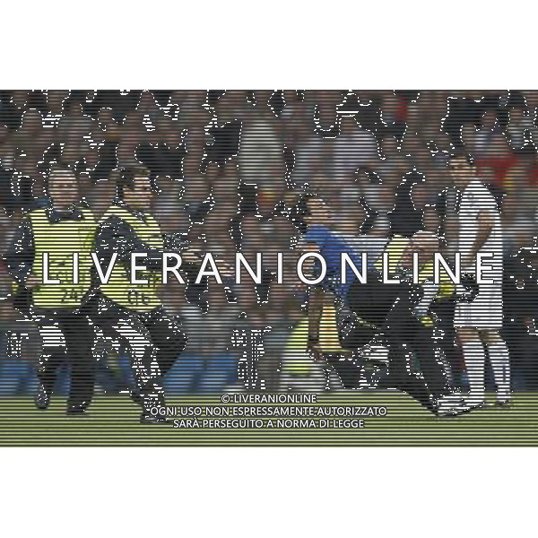 REAL MADRID - MILAN CHAMPIONS LEAGUE 19/10/2010 NELLA FOTO INVASIONE DI CAMPO DI UN TIFOSO CHE VIENE RINCORSO DAGLI STEWARD E FERMATO Photo: Cesar Cebolla / ALFAQUI / AGENZIA ALDO LIVERANI SAS - ITALY ONLY - EDITORIAL USE ONLY