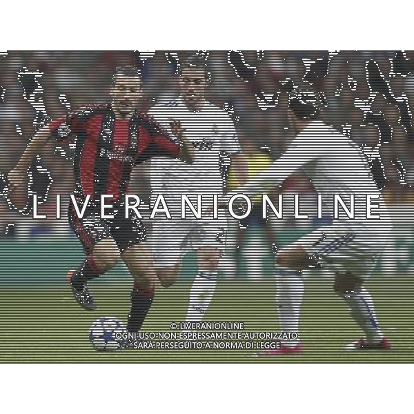REAL MADRID - MILAN CHAMPIONS LEAGUE 19/10/2010 NELLA FOTO Gonzalo Higuain e Gianluca Zambrotta ©Cesar Cebolla / ALFAQUI/ AGENZIA ALDO LIVERANI SAS - ITALY ONLY - EDITORIAL USE ONLY