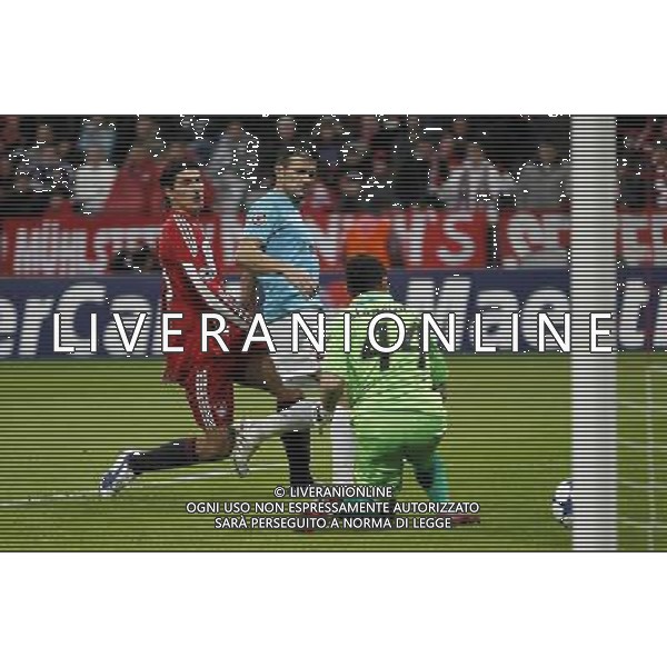 FC Bayern Monaco - Cluj 3 : 2, 19.10.2010 Uefa Champions League 2010/2011 nella foto il gol di Mario Gomez ©copyright by firo sportphoto/AGENZIA ALDO LIVERANI SAS - ITALY ONLY - EDITORIAL USE ONLY -