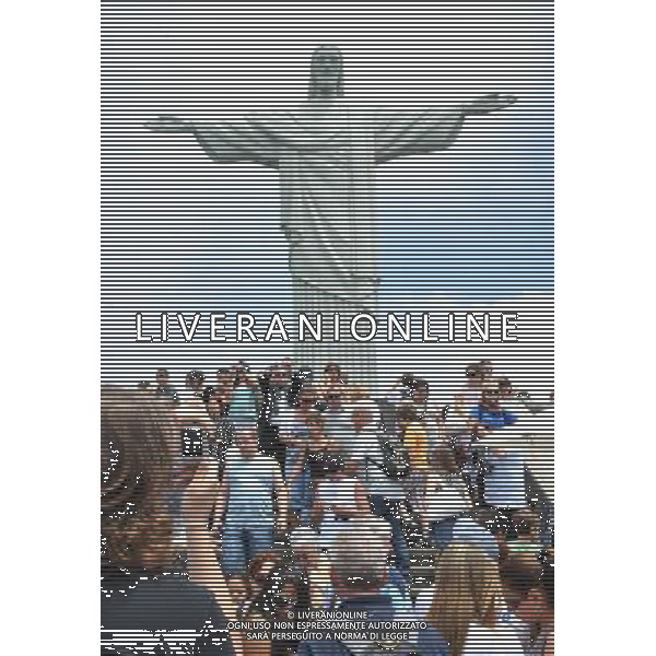(101014) -- RIO DE JANEIRO, Oct. 14, 2010 () -- Tourists pose for photos in front of the statue of Christ the Redeemer atop Corcovado mountain in Rio de Janeiro, Brazil, Oct. 13, 2010. The famous statue of Christ with his arms wide open is 39.6 metres tall and is located at the peak of the 700-metre Corcovado mountain. The statue has become the icon of Rio De Janeiro and Brazil. (/Song Weiwei) (lyi) ©photoshot/Agenzia Aldo Liverani Sas - ITALY ONLY - Turisti in posa per le foto davanti alla statua del Cristo Redentore sulla cima di monte Corcovado, a Rio de Janeiro, Brasile, 13 Ottobre 2010. La famosa statua di Cristo con le braccia spalancate e\' 39,6 metri di altezza e si trova sulla cima della montagna di 700 metri Corcovado. La statua e\' diventata l\'icona di Rio De Janeiro e il Brasile.