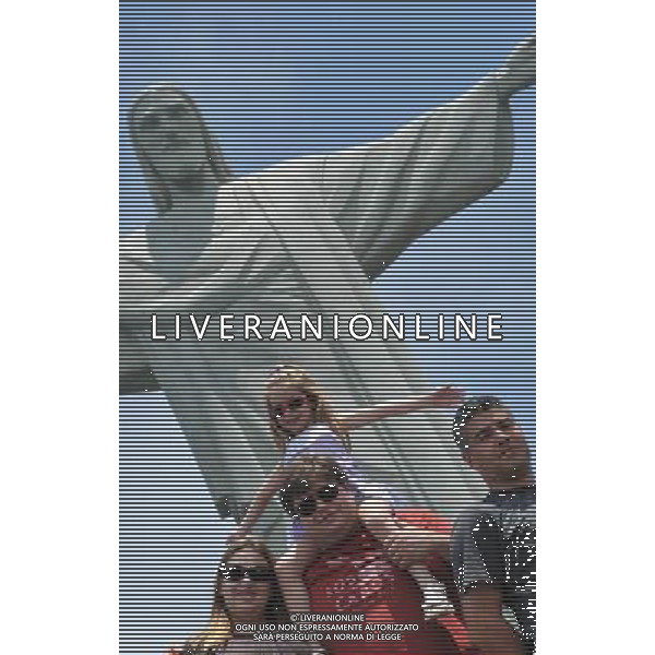 (101014) -- RIO DE JANEIRO, Oct. 14, 2010 () -- Tourists pose for photos in front of the statue of Christ the Redeemer atop Corcovado mountain in Rio de Janeiro, Brazil, Oct. 13, 2010. The famous statue of Christ with his arms wide open is 39.6 metres tall and is located at the peak of the 700-metre Corcovado mountain. The statue has become the icon of Rio De Janeiro and Brazil. (/Song Weiwei) (lyi) ©photoshot/Agenzia Aldo Liverani Sas - ITALY ONLY - Turisti in posa per le foto davanti alla statua del Cristo Redentore sulla cima di monte Corcovado, a Rio de Janeiro, Brasile, 13 Ottobre 2010. La famosa statua di Cristo con le braccia spalancate e\' 39,6 metri di altezza e si trova sulla cima della montagna di 700 metri Corcovado. La statua e\' diventata l\'icona di Rio De Janeiro e il Brasile.