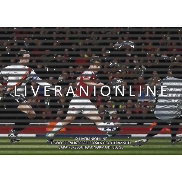 (101020) -- LONDON, Oct. 20, 2010 (Xinhua) -- Arsenal\'s Jack Wilshere (C) shoots and scores during a group H match against Shakhtar Donetsk at the 2010-2011 UEFA Champions League at the Emirates Stadium in London, England, Oct. 19, 2010. Arsenal won 5-1. (Xinhua/Tang Shi)(dx) ©photoshot/Agenzia Aldo Liverani Sas - ITALY ONLY - Arsenal - Shakhtar Donetsk UEFA Champions League 2010-2011 gruppo H stadio Emirates di Londra, Inghilterra, 19 Ottobre 2010. L\'Arsenal ha vinto 5-1. 