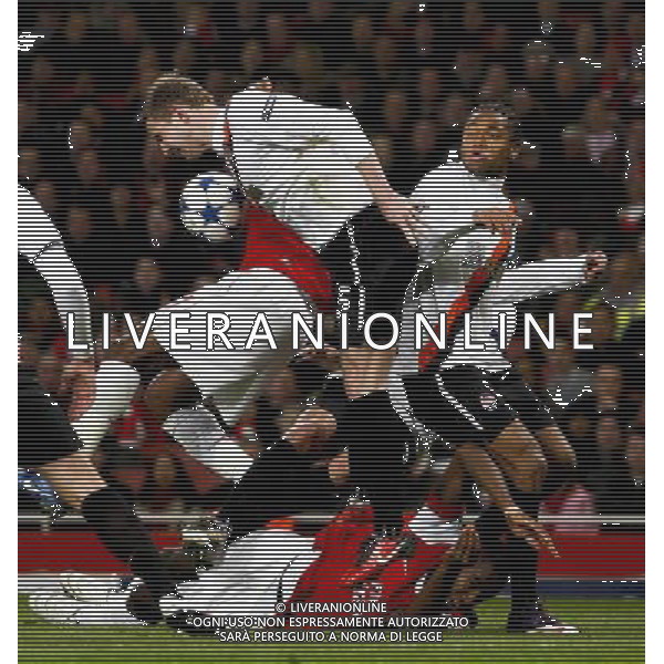 (101020) -- LONDON, Oct. 20, 2010 (Xinhua) -- Shakhtar Donetsk\'s Luiz Adriano (1st, R) fouls for holding Arsenal\'s Johan Djourou down (bottom) in the penalty area during a group H match against Arsenal at the 2010-2011 UEFA Champions League at the Emirates Stadium in London, England, Oct. 19, 2010. Arsenal won 5-1. (Xinhua/Tang Shi)(dx) ©photoshot/Agenzia Aldo Liverani Sas - ITALY ONLY - Arsenal - Shakhtar Donetsk UEFA Champions League 2010-2011 gruppo H stadio Emirates di Londra, Inghilterra, 19 Ottobre 2010. L\'Arsenal ha vinto 5-1. 
