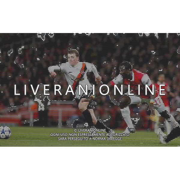 (101020) -- LONDON, Oct. 20, 2010 (Xinhua) -- Arsenal\'s Emmanuel Eboue (R) vies with the ball during a group H match against Shakhtar Donetsk at the 2010-2011 UEFA Champions League at the Emirates Stadium in London, England, Oct. 19, 2010. Arsenal won 5-1. (Xinhua/Tang Shi)(dx) ©photoshot/Agenzia Aldo Liverani Sas - ITALY ONLY - Arsenal - Shakhtar Donetsk UEFA Champions League 2010-2011 gruppo H stadio Emirates di Londra, Inghilterra, 19 Ottobre 2010. L\'Arsenal ha vinto 5-1. 