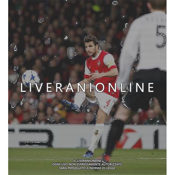 (101020) -- LONDON, Oct. 20, 2010 (Xinhua) -- Arsenal\'s Cesc Fabregas passes the ball during a group H match against Shakhtar Donetsk at the 2010-2011 UEFA Champions League at the Emirates Stadium in London, England, Oct. 19, 2010. Arsenal won 5-1. (Xinhua/Tang Shi)(dx) ©photoshot/Agenzia Aldo Liverani Sas - ITALY ONLY - Arsenal - Shakhtar Donetsk UEFA Champions League 2010-2011 gruppo H stadio Emirates di Londra, Inghilterra, 19 Ottobre 2010. L\'Arsenal ha vinto 5-1. 