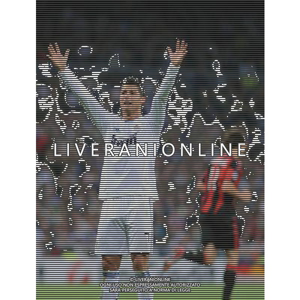 (101020) -- MADRID, Oct. 20, 2010 (Xinhua) -- Cristiano Ronaldo of Real Madrid gestures to the referee for his opponent\'s hand ball during the 2010/2011 UEFA Champions League Group G soccer match against AC Milan at Santiago Bernabeu stadium in Madrid, capital of Spain, Oct.19, 2010. Real Madrid won 2-0. (Xinhua/Chen Haitong) (xm) ©photoshot/Agenzia Aldo Liverani Sas - ITALY ONLY: Real Madrid - Milan UEFA Champions League 2010/2011 Gruppo G stadio Santiago Bernabeu a Madrid , capitale della Spagna, 19/10/2010. Real Madrid ha vinto 2-0.