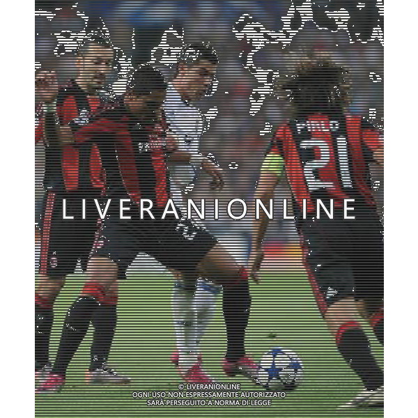 (101020) -- MADRID, Oct. 20, 2010 (Xinhua) -- Cristiano Ronaldo (2nd R) of Real Madrid fights for the ball during the 2010/2011 UEFA Champions League Group G soccer match against AC Milan at Santiago Bernabeu stadium in Madrid, capital of Spain, Oct.19, 2010. Real Madrid won 2-0. (Xinhua/Chen Haitong) (xm) ©photoshot/Agenzia Aldo Liverani Sas - ITALY ONLY: Real Madrid - Milan UEFA Champions League 2010/2011 Gruppo G stadio Santiago Bernabeu a Madrid , capitale della Spagna, 19/10/2010. Real Madrid ha vinto 2-0.