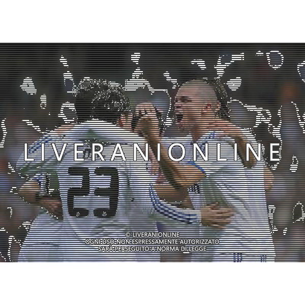 (101020) -- MADRID, Oct. 20, 2010 (Xinhua) -- Players of Real Madrid hug to celebrate the goal during their 2010/2011 UEFA Champions League Group G soccer match against AC Milan at Santiago Bernabeu stadium in Madrid, capital of Spain, Oct.19, 2010. Real Madrid won 2-0. (Xinhua/Chen Haitong) (xm) ©photoshot/Agenzia Aldo Liverani Sas - ITALY ONLY: Real Madrid - Milan UEFA Champions League 2010/2011 Gruppo G stadio Santiago Bernabeu a Madrid , capitale della Spagna, 19/10/2010. Real Madrid ha vinto 2-0.