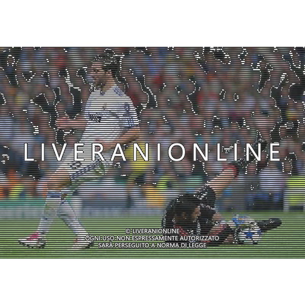 (101020) -- MADRID, Oct. 20, 2010 (Xinhua) -- Higuain (L) of Real Madrid is blocked by the goalkeeper Marco Amelia of AC Milan during their 2010/2011 UEFA Champions League Group G soccer match at Santiago Bernabeu stadium in Madrid, capital of Spain, Oct.19, 2010. Real Madrid won 2-0. (Xinhua/Chen Haitong) (xm) ©photoshot/Agenzia Aldo Liverani Sas - ITALY ONLY: Real Madrid - Milan UEFA Champions League 2010/2011 Gruppo G stadio Santiago Bernabeu a Madrid , capitale della Spagna, 19/10/2010. Real Madrid ha vinto 2-0.