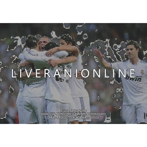 (101020) -- MADRID, Oct. 20, 2010 (Xinhua) -- Players of Real Madrid hug to celebrate the goal during their 2010/2011 UEFA Champions League Group G soccer match against AC Milan at Santiago Bernabeu stadium in Madrid, capital of Spain, Oct.19, 2010. Real Madrid won 2-0. (Xinhua/Chen Haitong) (xm) ©photoshot/Agenzia Aldo Liverani Sas - ITALY ONLY: Real Madrid - Milan UEFA Champions League 2010/2011 Gruppo G stadio Santiago Bernabeu a Madrid , capitale della Spagna, 19/10/2010. Real Madrid ha vinto 2-0.