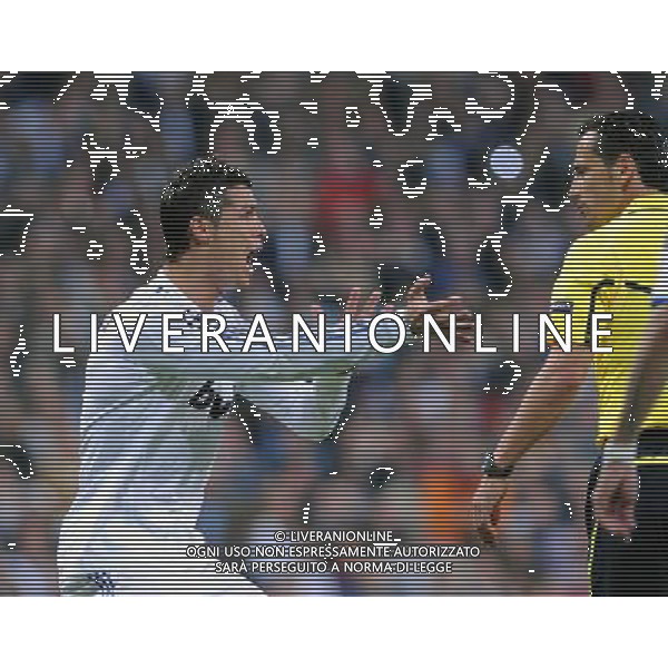 (101020) -- MADRID, Oct. 20, 2010 (Xinhua) -- Cristiano Ronaldo (L) of Real Madrid gestures to the referee for his opponent\'s hand ball during the 2010/2011 UEFA Champions League Group G soccer match against AC Milan at Santiago Bernabeu stadium in Madrid, capital of Spain, Oct.19, 2010. Real Madrid won 2-0. (Xinhua/Chen Haitong) (xm) ©photoshot/Agenzia Aldo Liverani Sas - ITALY ONLY: Real Madrid - Milan UEFA Champions League 2010/2011 Gruppo G stadio Santiago Bernabeu a Madrid , capitale della Spagna, 19/10/2010. Real Madrid ha vinto 2-0.
