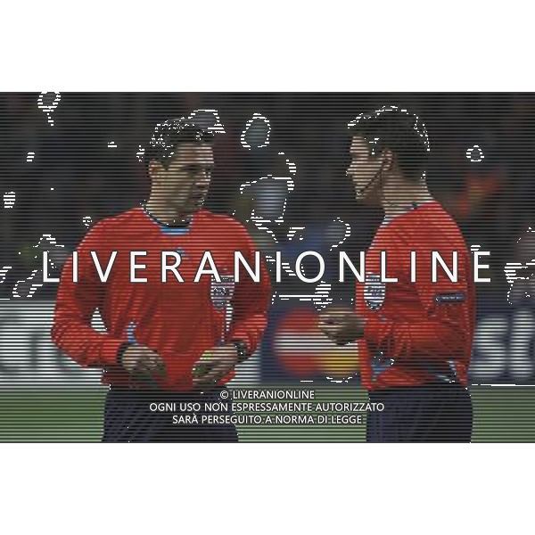 Inter - Tottenham Champions League 20/10/2010 nella foto l\'arbitro damir skomina espelle gomes su segnalazione del guardalinee aggiunto di linea ©luzzani/Agenzia Aldo Liverani Sas