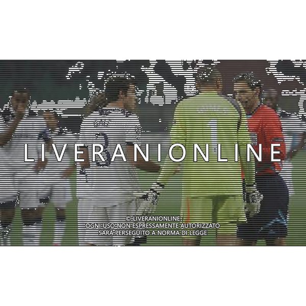 Inter - Tottenham Champions League 20/10/2010 nella foto l\'arbitro damir skomina espelle gomes su segnalazione del guardalinee aggiunto di linea ©luzzani/Agenzia Aldo Liverani Sas