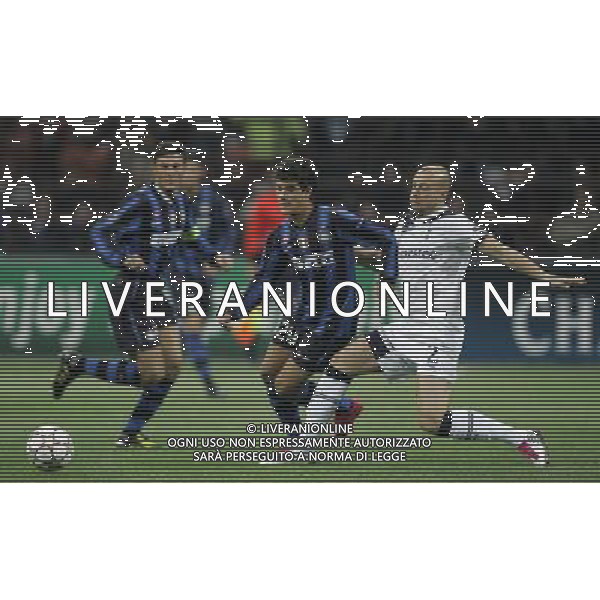 Inter - Tottenham Champions League 20/10/2010 nella foto coutinho e hutton ©luzzani/Agenzia Aldo Liverani Sas