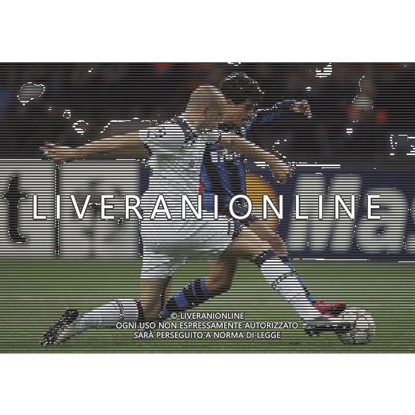 Inter - Tottenham Champions League 20/10/2010 nella foto coutinho e hutton ©luzzani/Agenzia Aldo Liverani Sas
