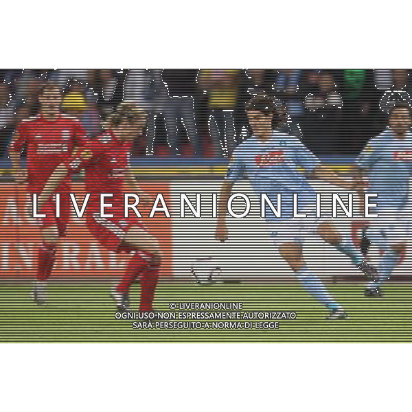 NAPOLI - LIVERPOOL EUPOPA LEAGUE 21 OTTOBRE 2010 NELLA FOTO: EDINSON CAVANI E POULSEN ©MOSCA/AGENZIA ALDO LIVERANI SAS